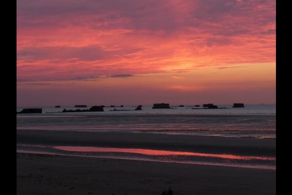 couché soleil sur la plage arromanches