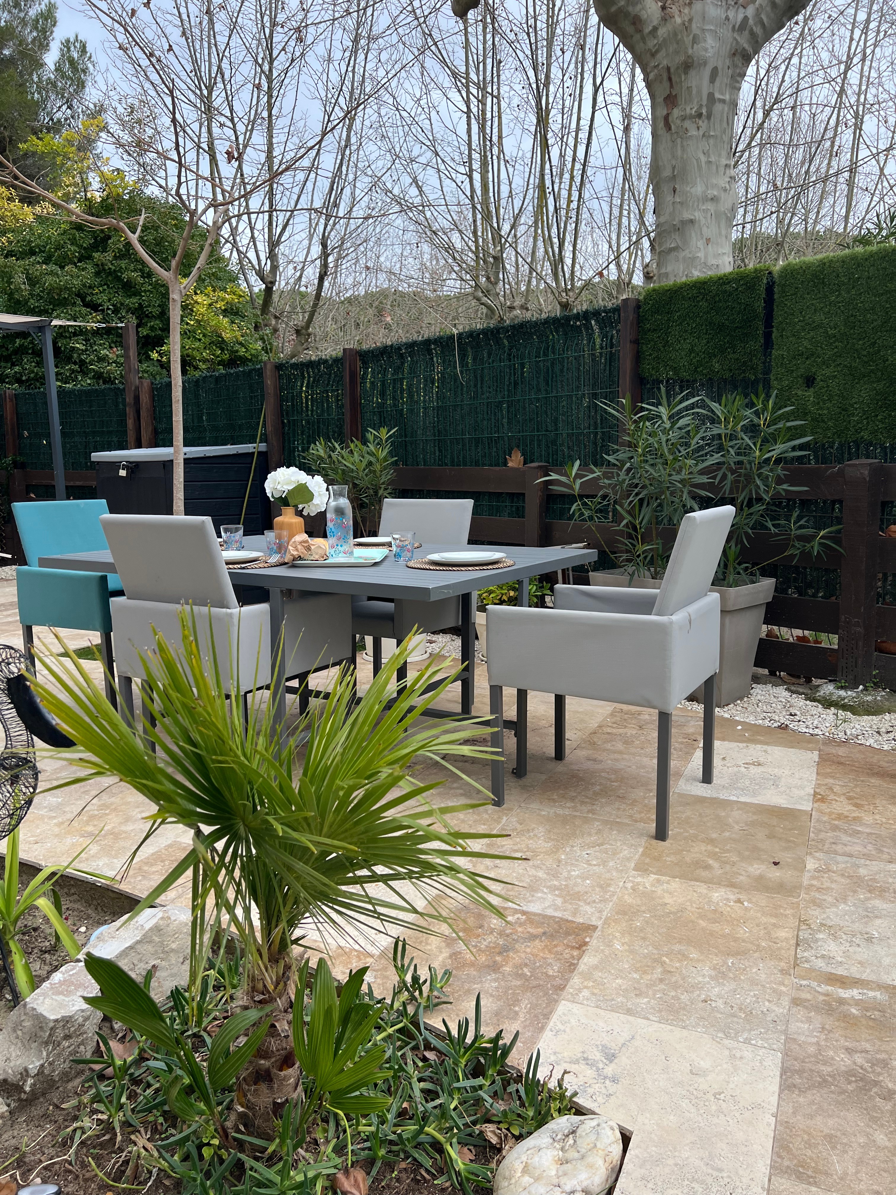 Espace repas extérieur avec plancha à La Grande-Motte