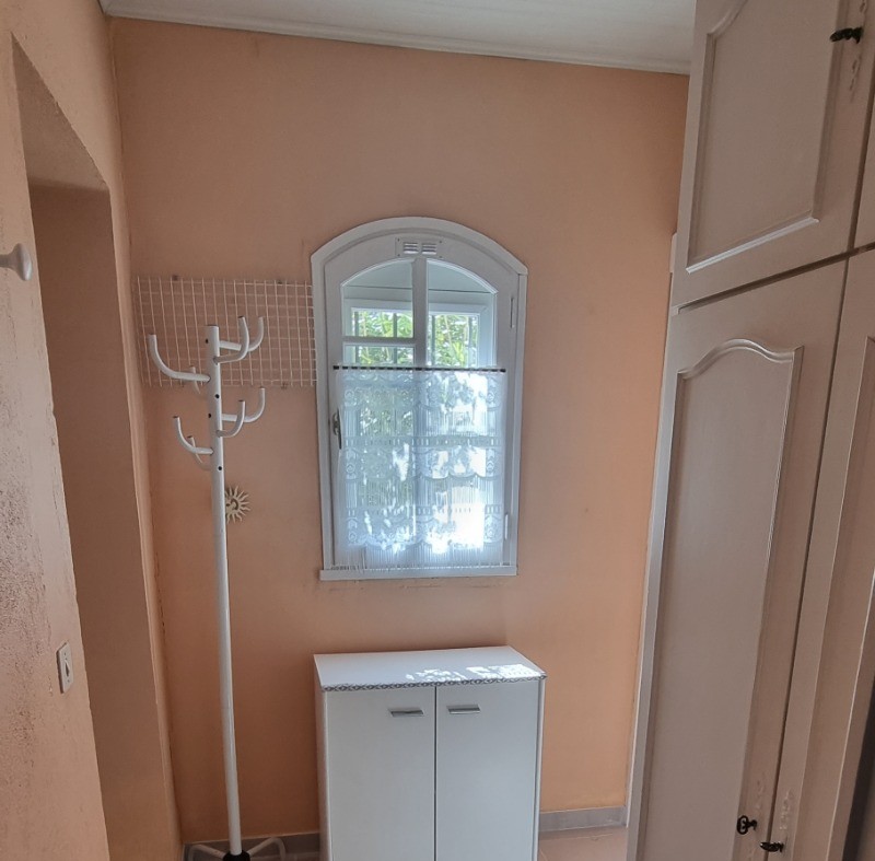 hall vers la salle d'eau et la chambre 2