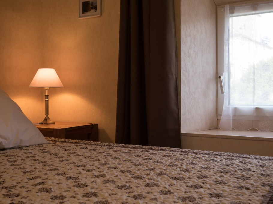 Chambre 1, la "parentale" avec son lit en 160 cm