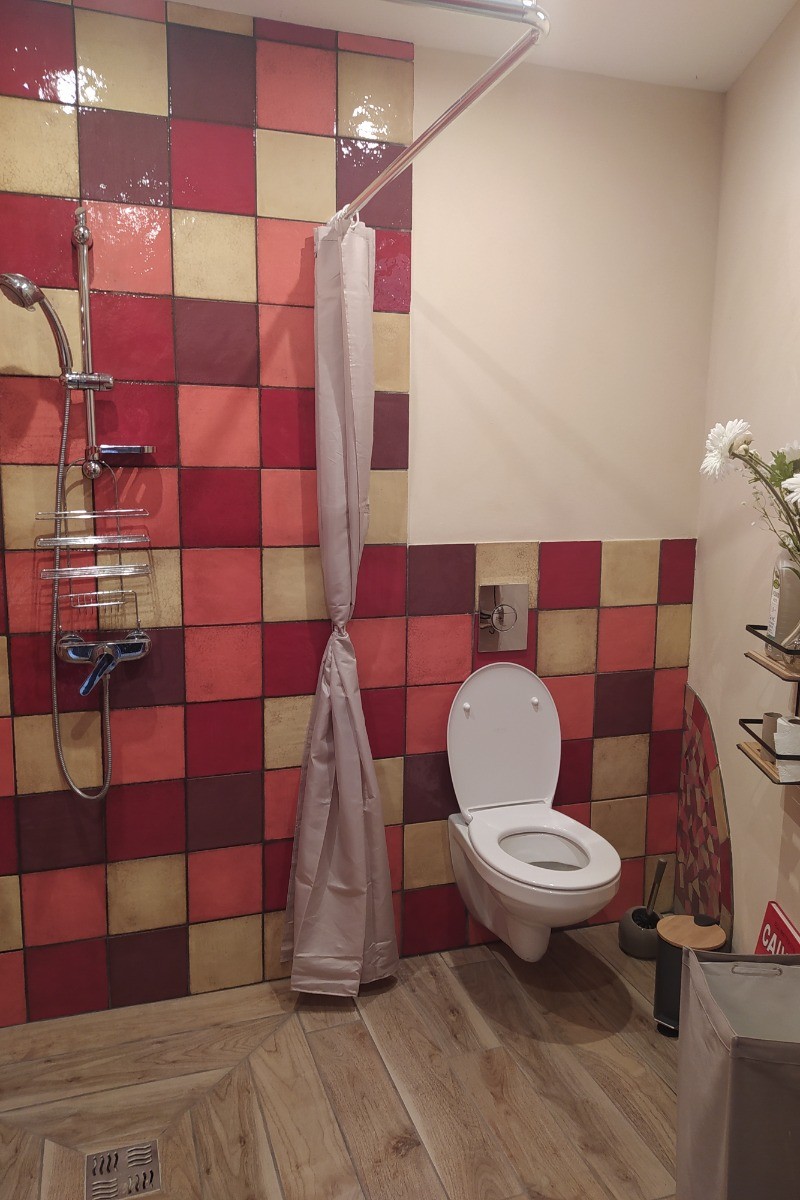 Douche à l'italienne et WC.