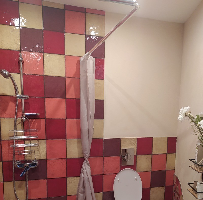 Douche à l'italienne et WC.