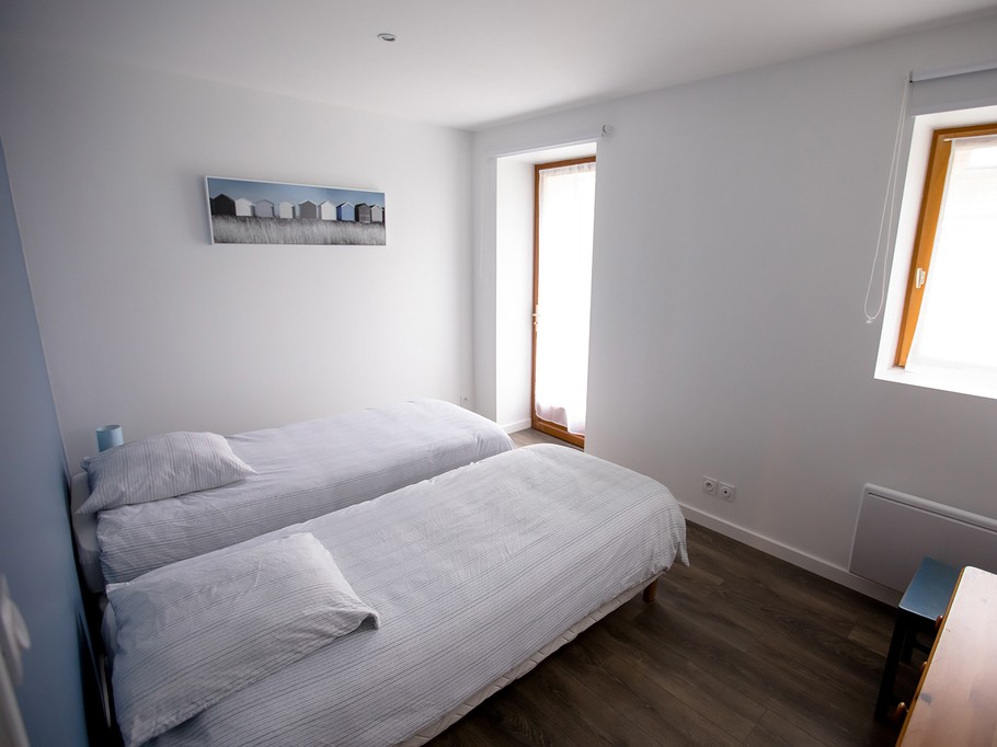 Chambre 1 au RDC avec 2 lits simples modulables