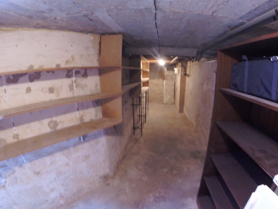 cave pour entreposer soit vélo, matériel de plage, planche à voile, surf