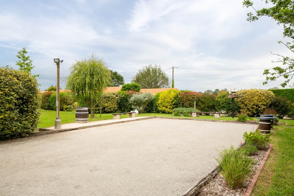 Parc de loisirs avec jeu sur ressort, balançoire, table de ping pong, terrain de volley, terrain de pétanque. Ballons, frisbees, boules de pétanque, raquettes et balles à disposition.