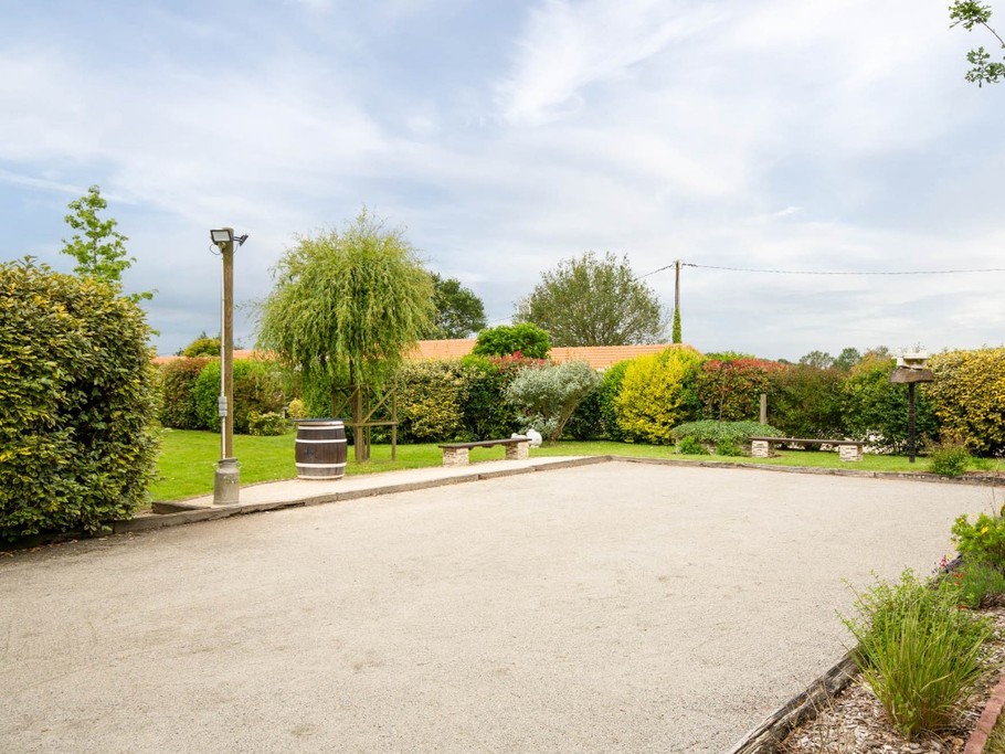 Leisure park with spring-loaded games, swing, ping pong table, volleyball court, boules pitch. Balls, Frisbees, petanque balls, rackets and balls available.