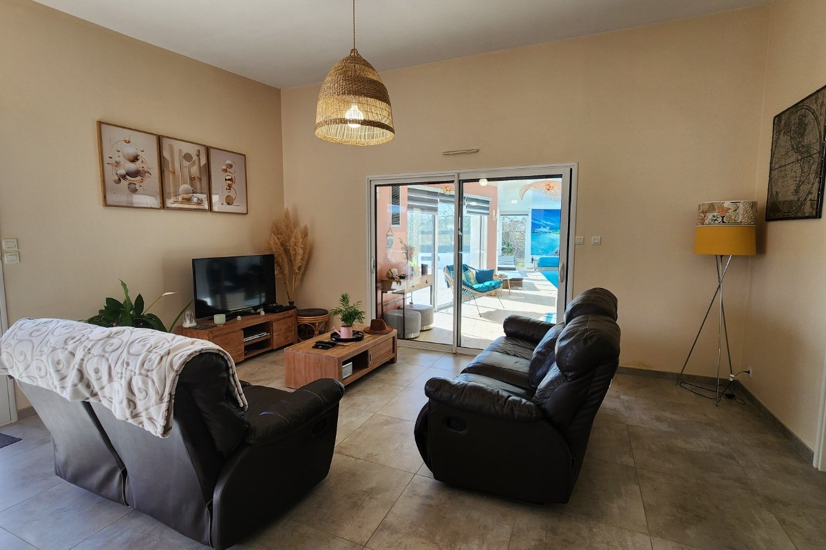 Salon avec vue sur la piscine