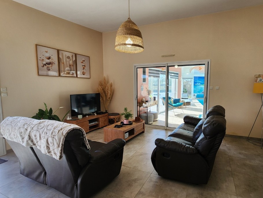 Salon avec vue sur la piscine