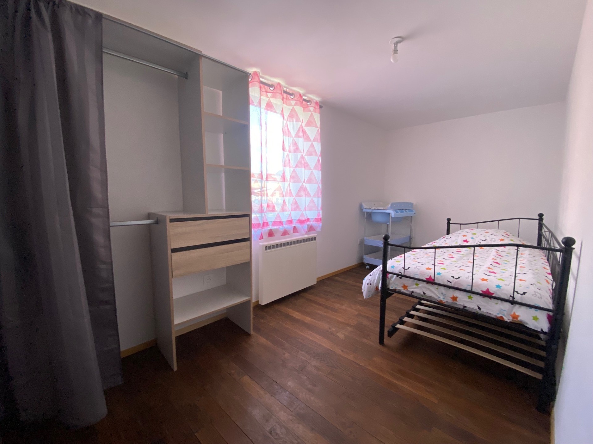 Chambre 3 et son lit bébé  - Appartement familial Begnécourt, Vosges