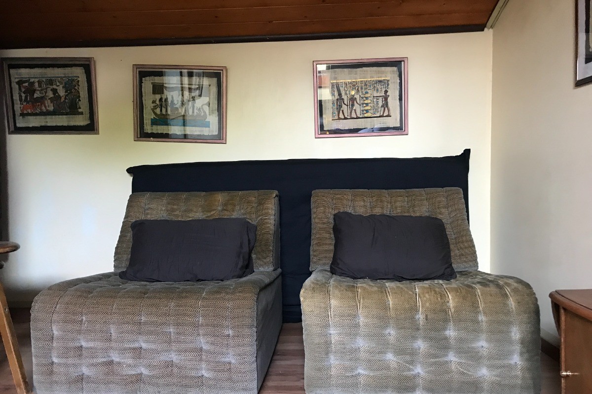 Au fond de la chambre, deux fauteuils.