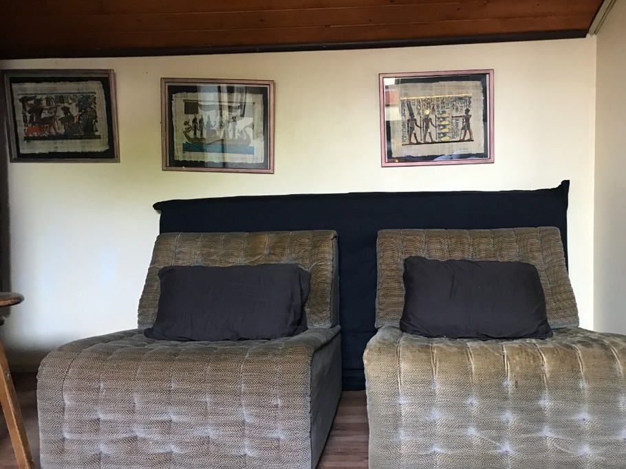 Au fond de la chambre, deux fauteuils.