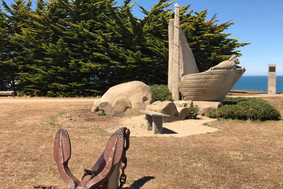 Le monument en hommage aux Marins péris en mer - Point du Roselier - Apt. de charme 2 pers, vue mer - Plage des Rosaires à PLERIN - COTES D'ARMOR ( BRETAGNE )