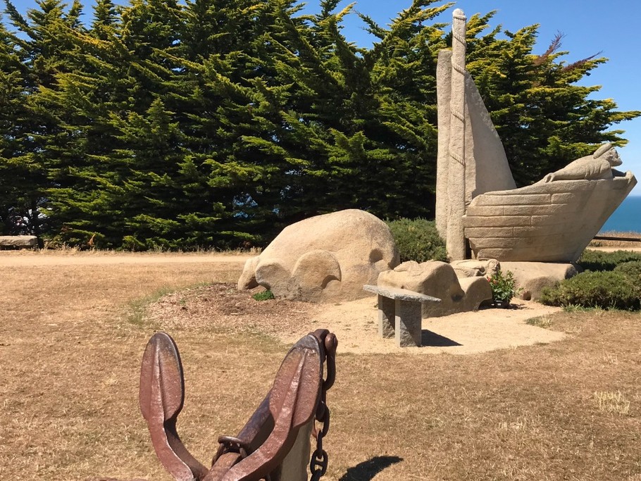 Le monument en hommage aux Marins péris en mer - Point du Roselier - Apt. de charme 2 pers, vue mer - Plage des Rosaires à PLERIN - COTES D'ARMOR ( BRETAGNE )