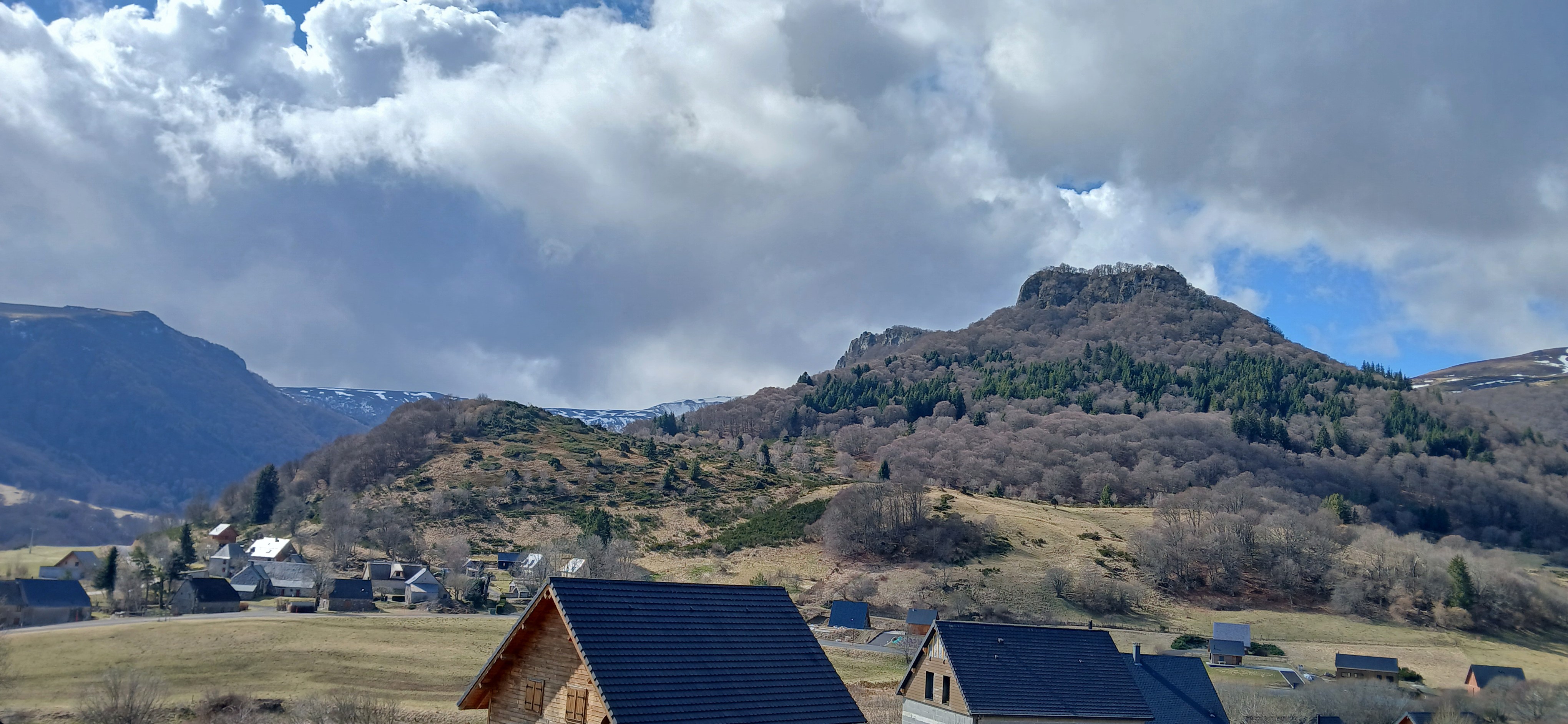 Chalet La Renardière, Moneaux, Chambon sur lac, Vue sur la montagne et Moneaux