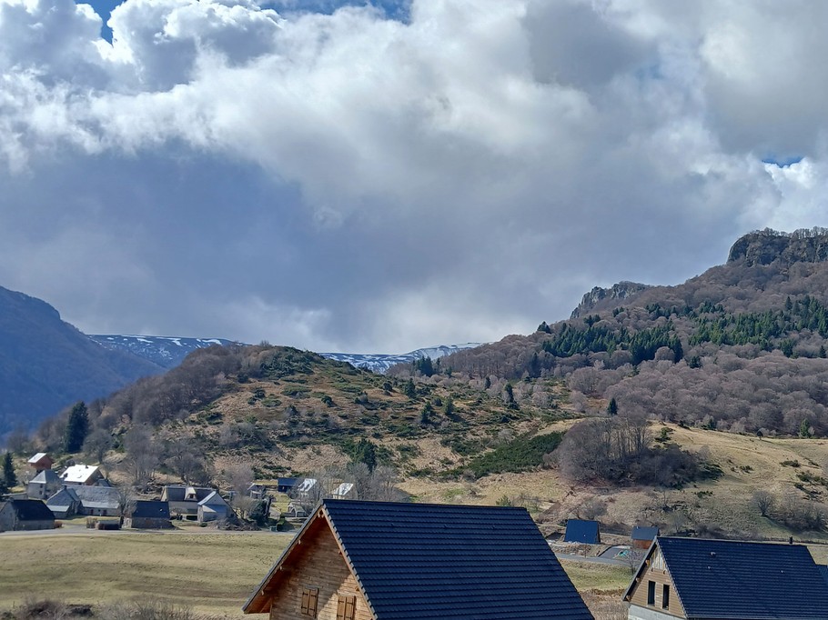 Chalet La Renardière, Moneaux, Chambon sur lac, Vue sur la montagne et Moneaux