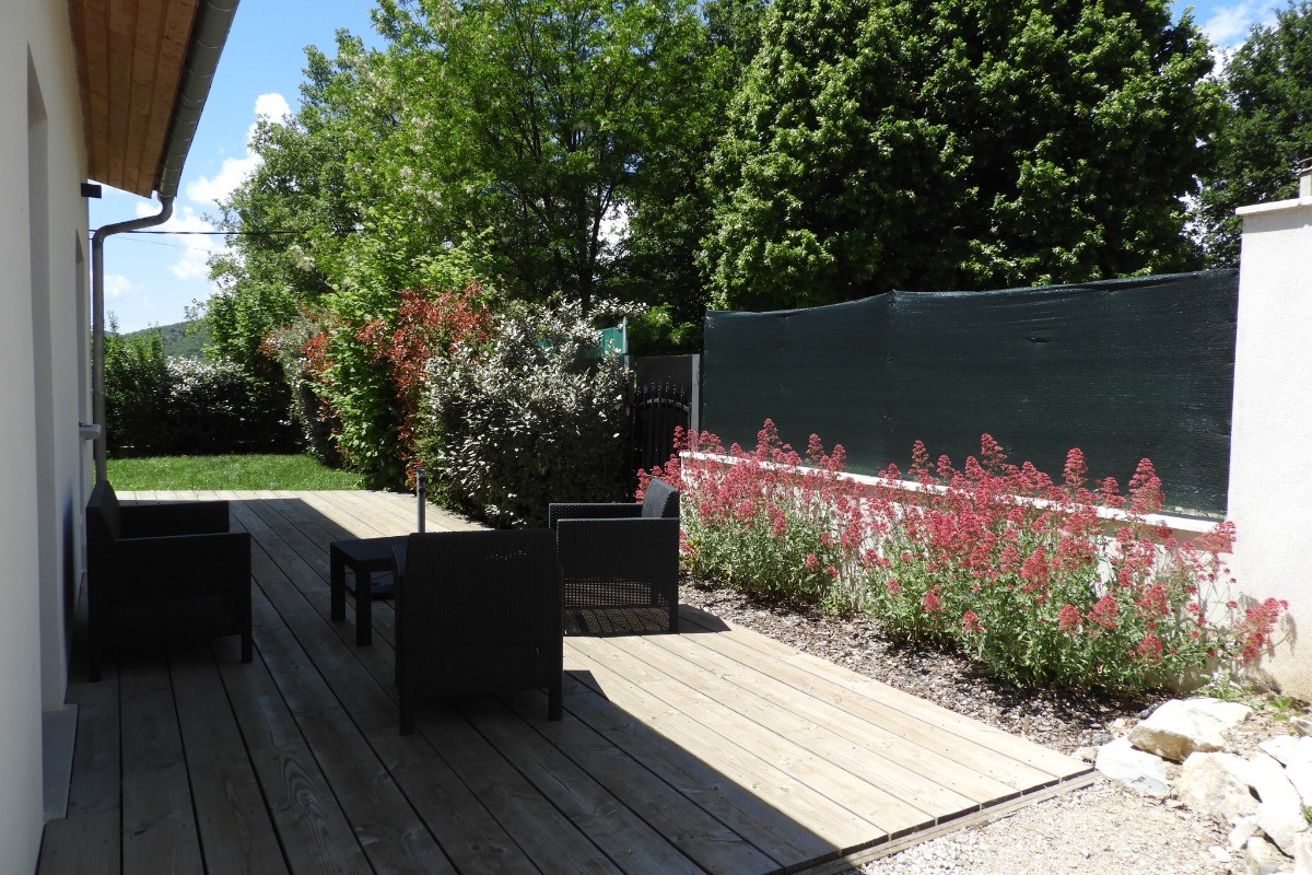 Terrasse bois accessible depuis la cuisine et le salon