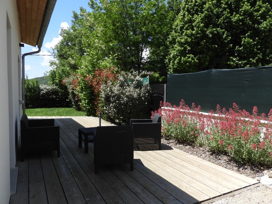 Terrasse bois accessible depuis la cuisine et le salon