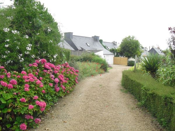 entrée voitures par le jardin