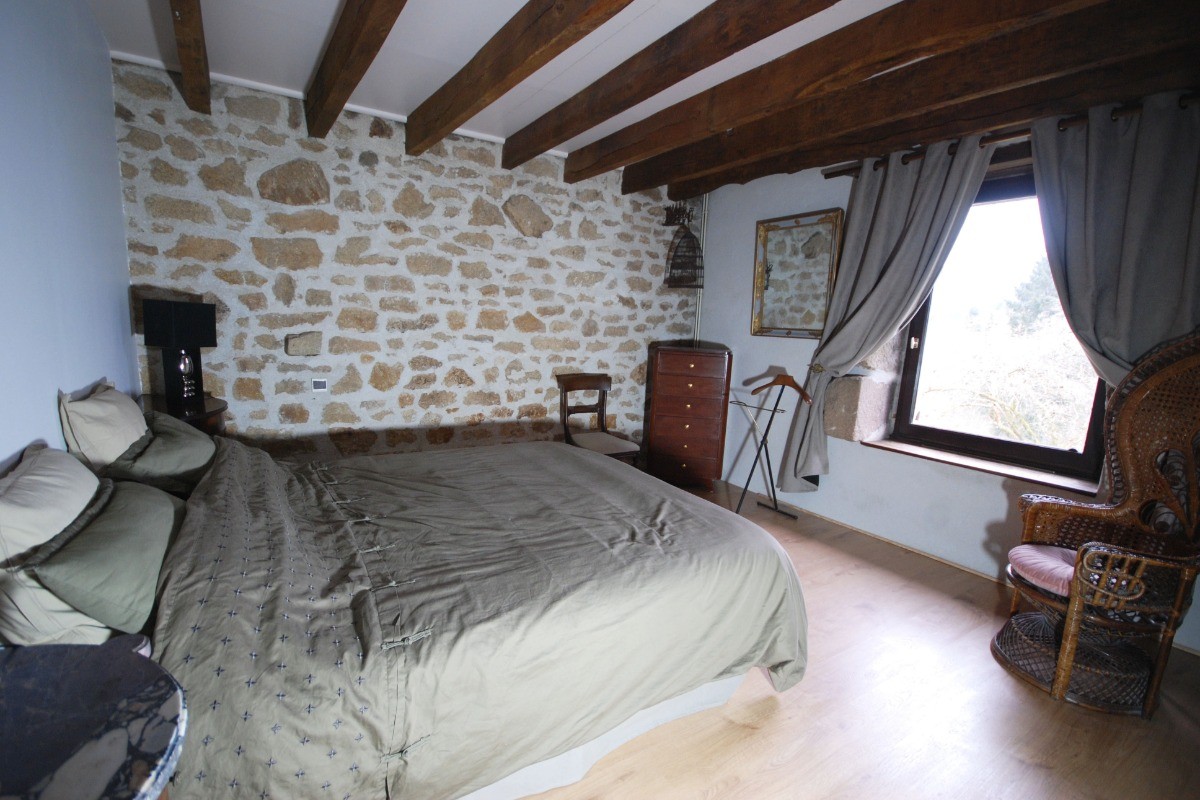 Chambre 2 personnes lit king size Gîte LE BEAUMONT DU LAC Longère 150m² Clévacances Beaumont du Lac 87120