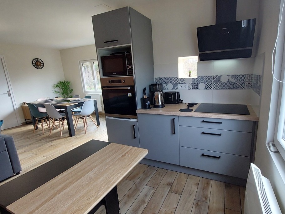 Cuisine équipée du gîte, ouverte sur la pièce de vie