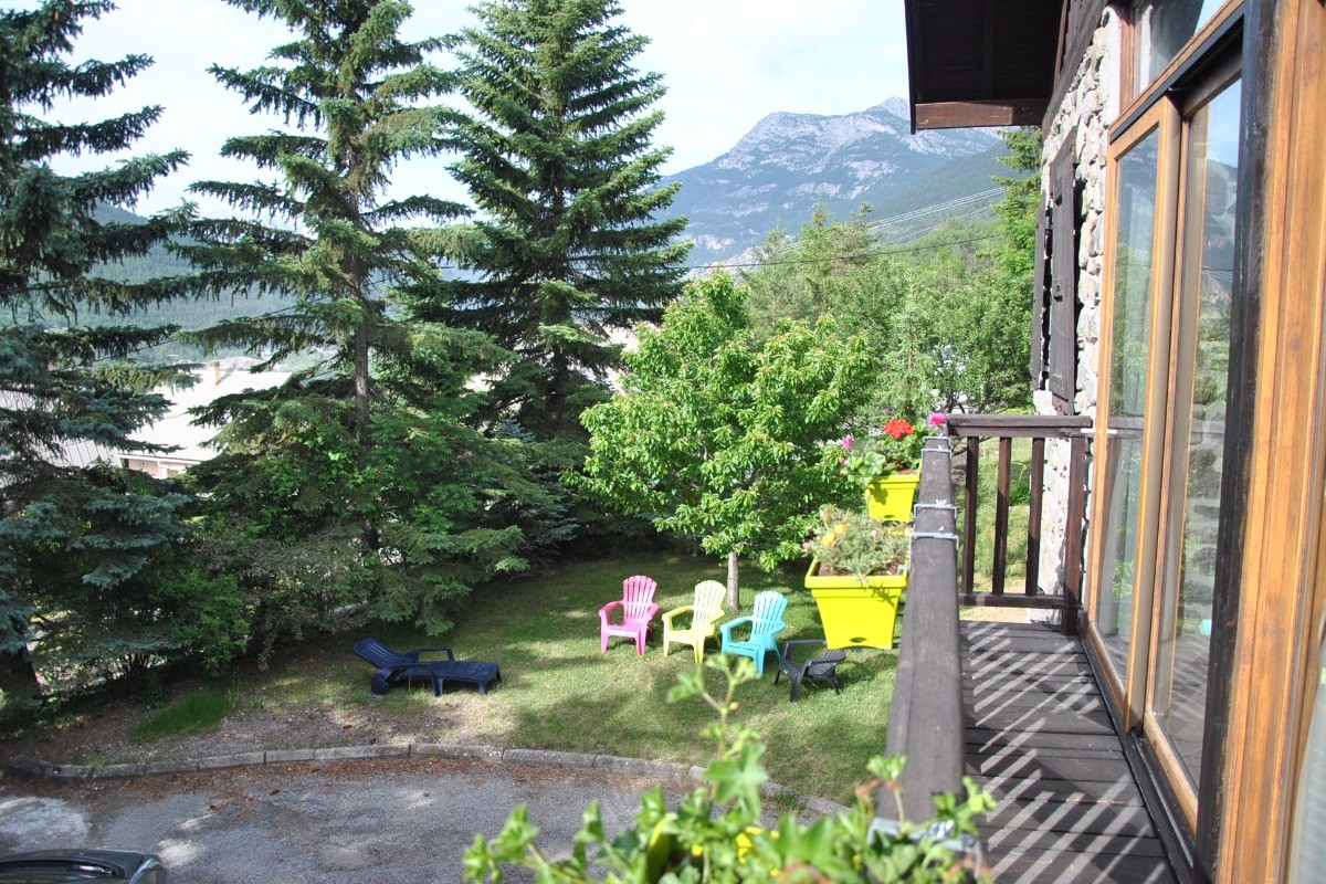 jardin et vue sur les montagnes