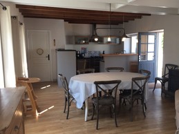 Salle à manger et cuisine ouverte.