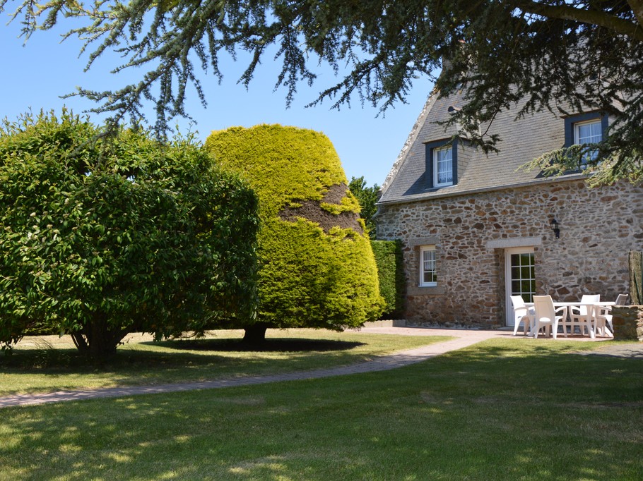 Façade du gîte, en pierres