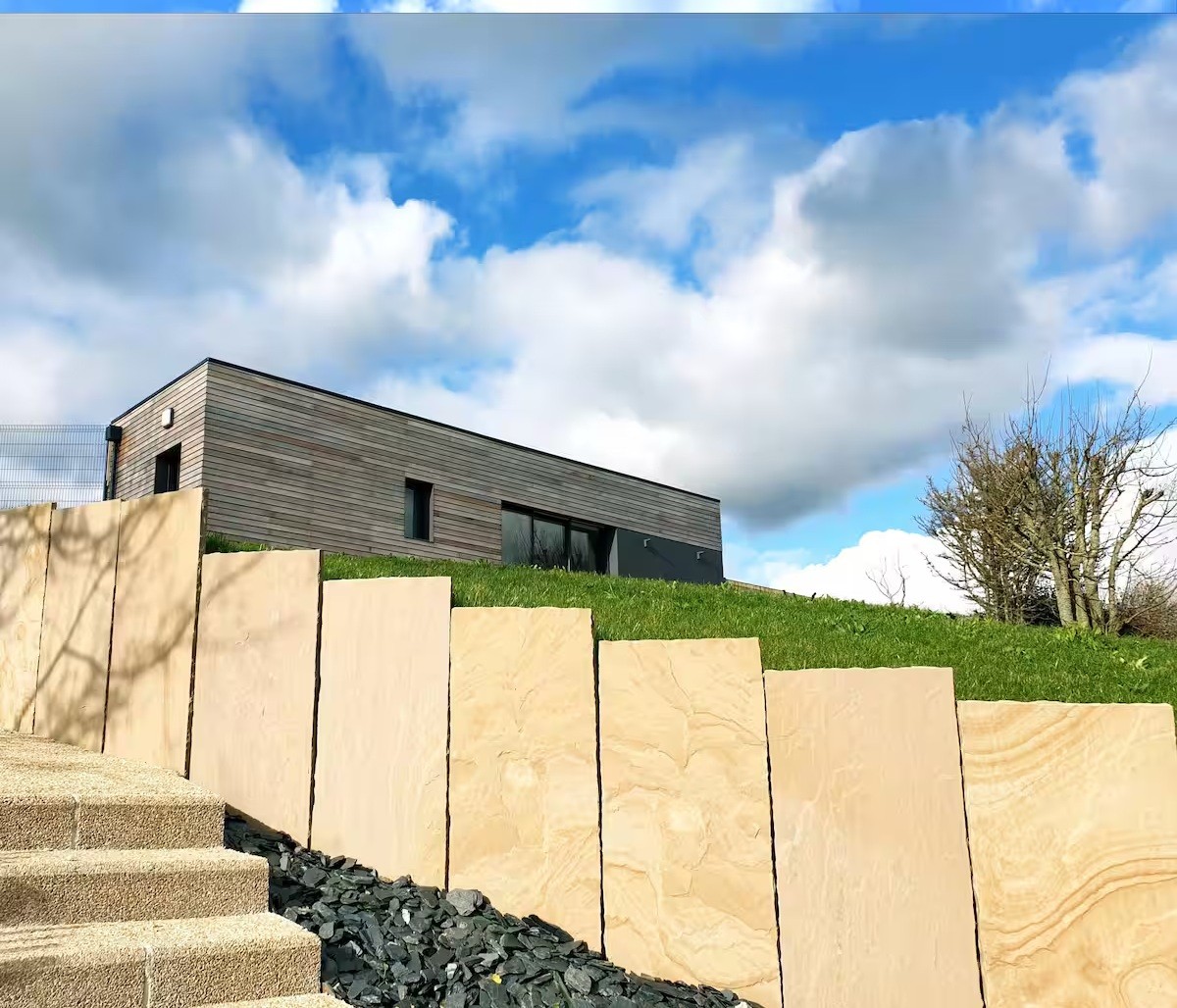 Parking privatif en extérieur en bas du jardin du chalet