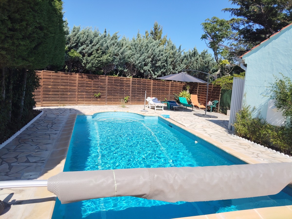 LOCATION VACANCES AVEC PISCINE À BABEAU-BOULDOUX– JARDIN PRIVATIF, PARKING PRIVÉ