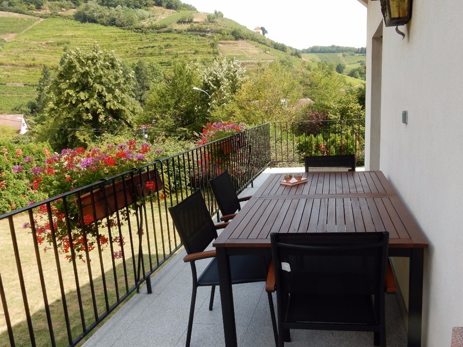 TERRASSE AVEC SALON DE JARDIN