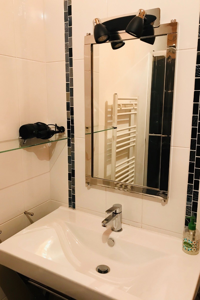 Salle de douche attenante à la chambre n°1 : RDC