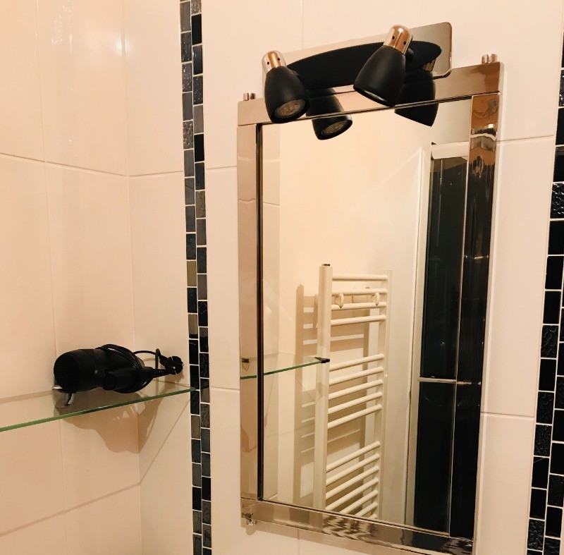 Salle de douche attenante à la chambre n°1 : RDC