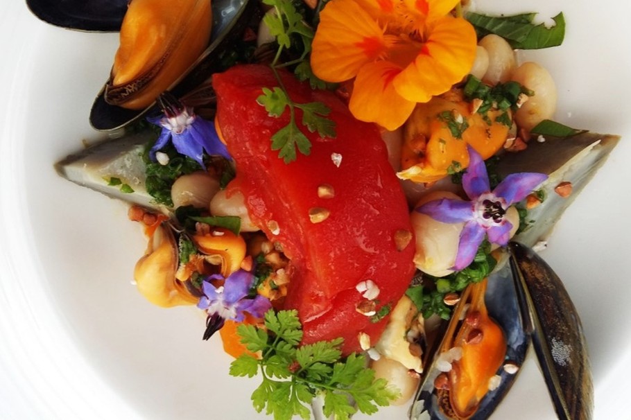 Plat de saison au restaurant Le Jardin des Simples (sur réservation). 
Crédits photo : Château Mont Dol