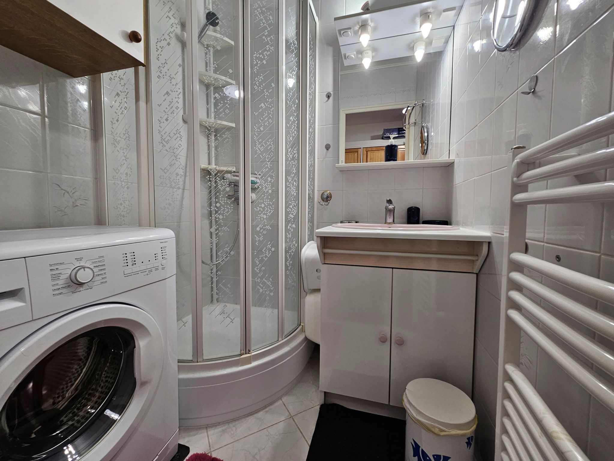 Salle d'eau avec lave-linge