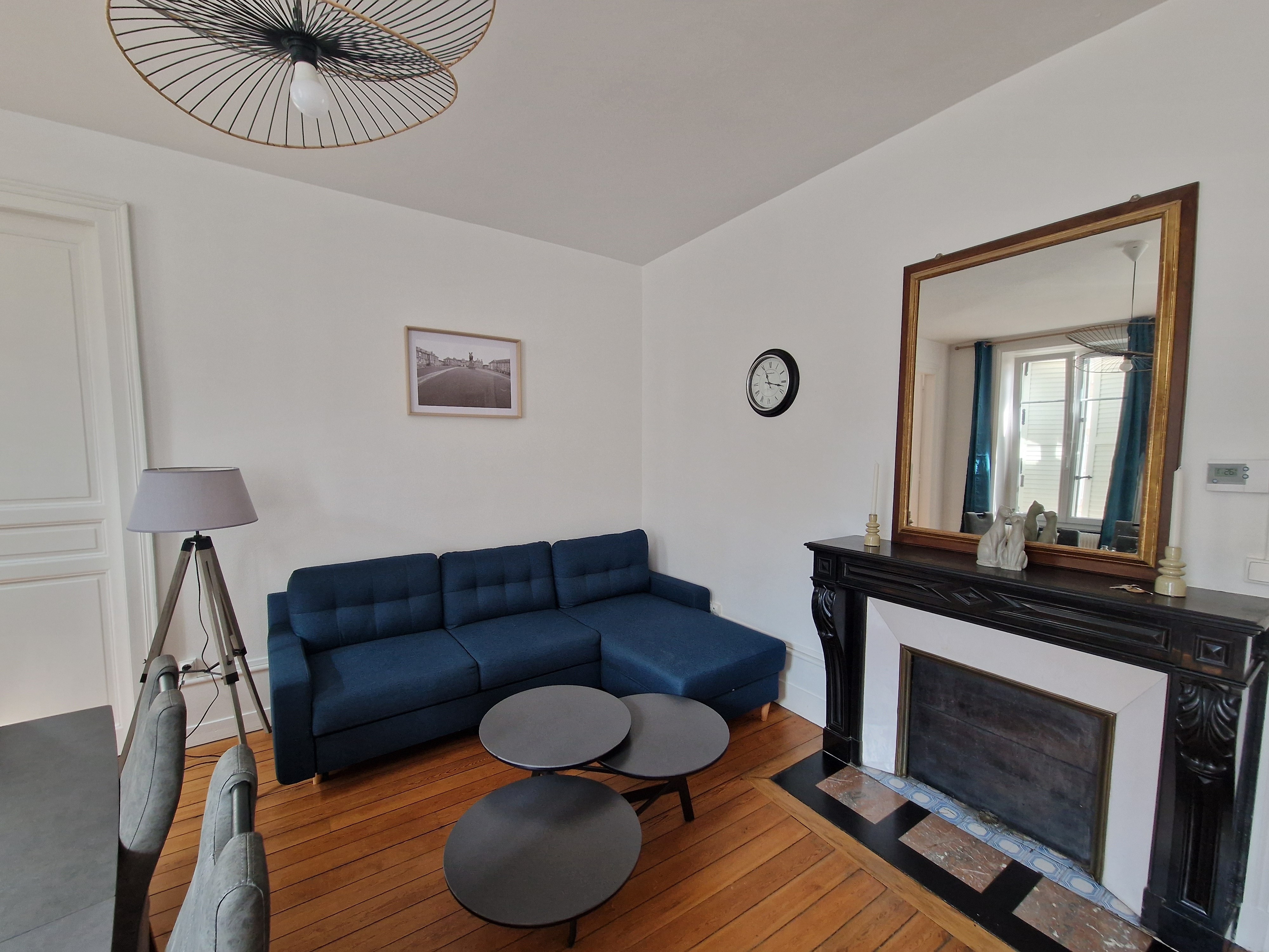 Salon et sa cheminée décorative - Gite Comme chez vous