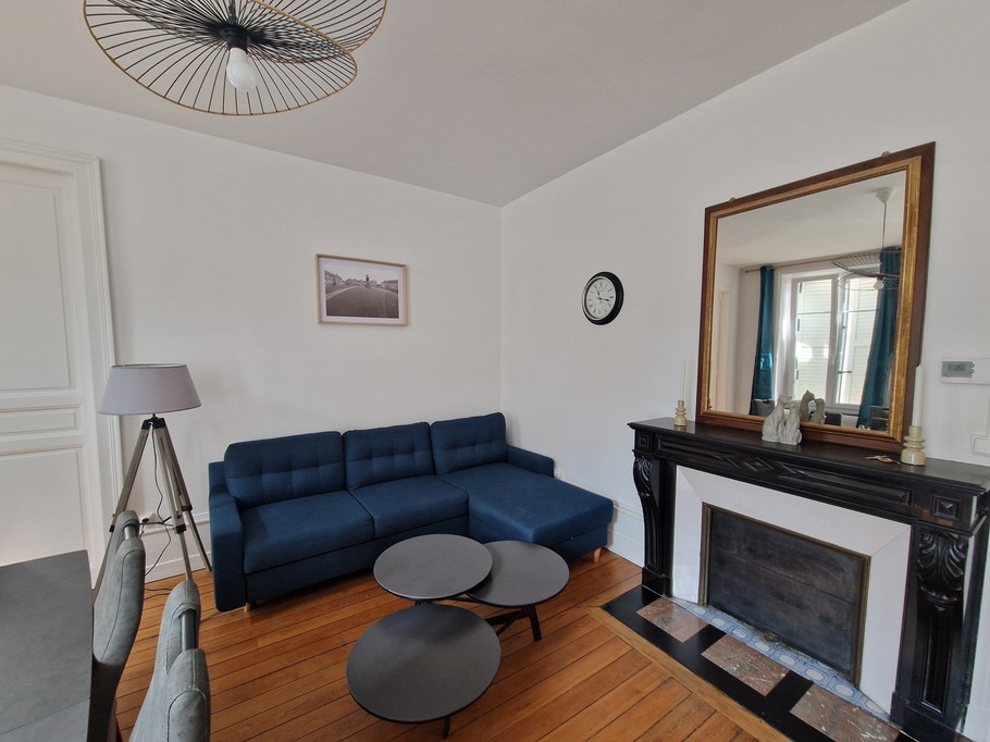 Salon et sa cheminée décorative - Gite Comme chez vous