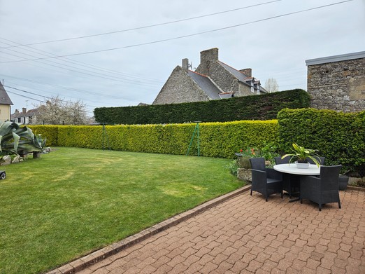 Jardin avec terrasse, mobiliers de jardin, transats, barbecue, parasol