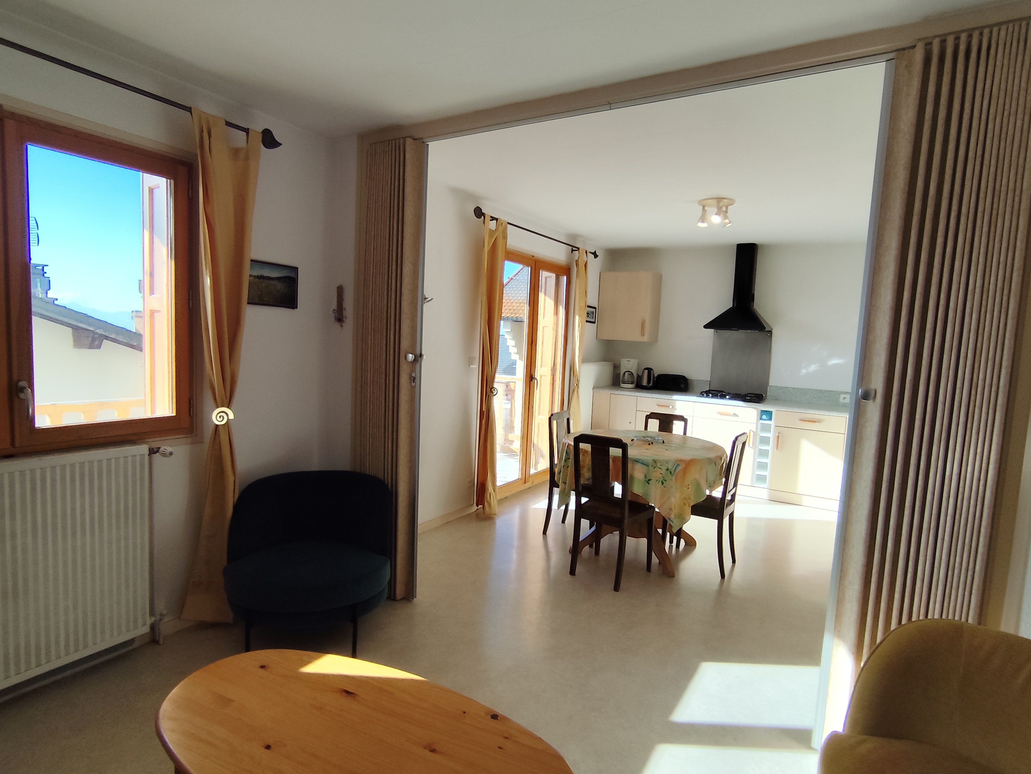 Vue cuisine depuis salon