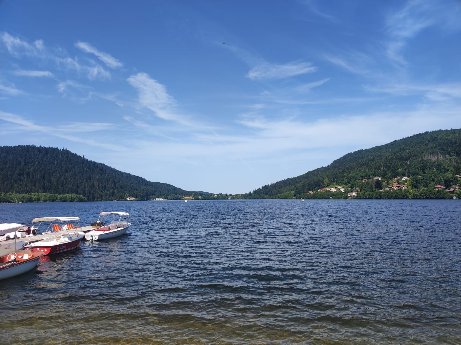 Lac de Gérardmer à 2km du Gîte  Le Saut du Cerf à Gérardmer, vue lac, proche pistes de ski, terrasse