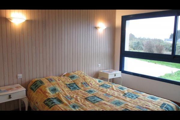 LASBLEIZ Location Plougrescant - chambre RDC lit 140