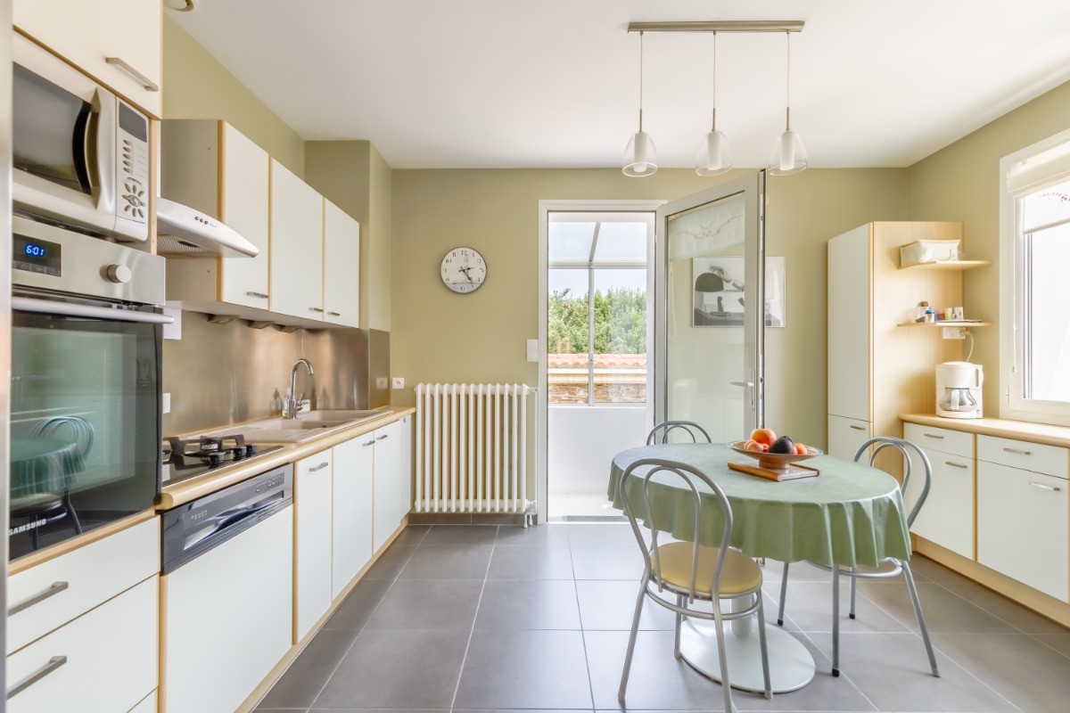 Cuisine et porte d'accès aux chambres du bas et cour ext