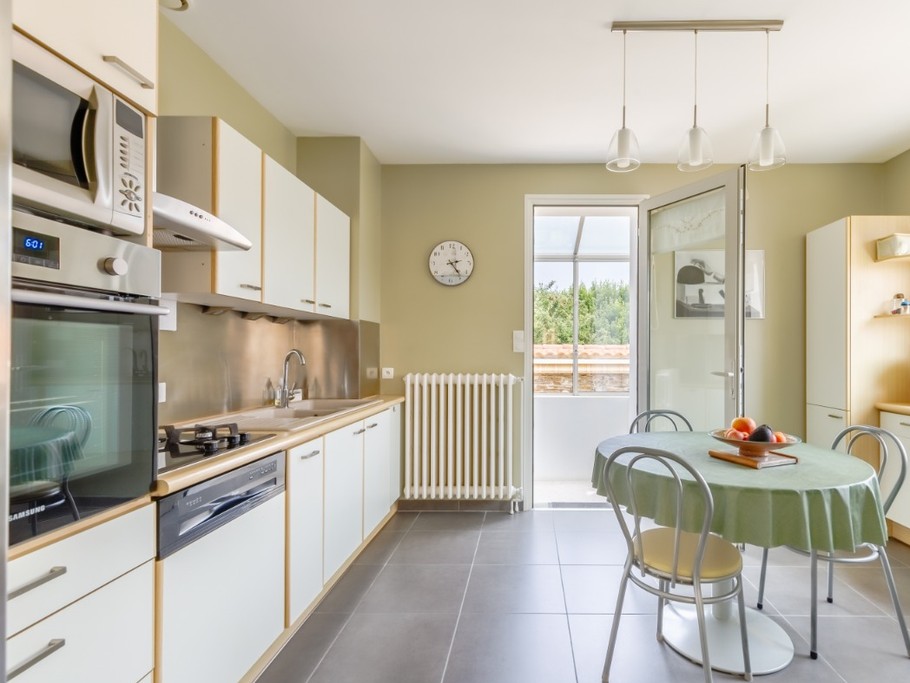 Cuisine et porte d'accès aux chambres du bas et cour ext