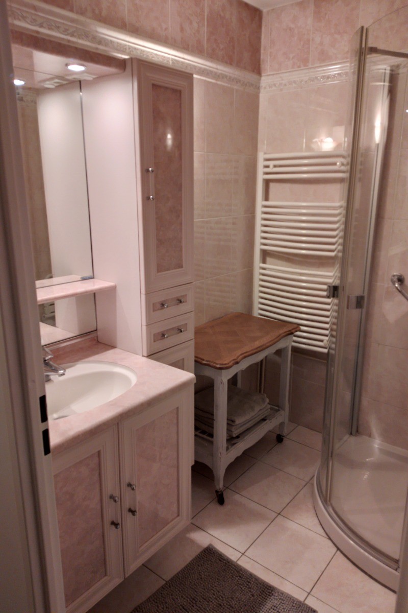 Salle de douche à l'étage
