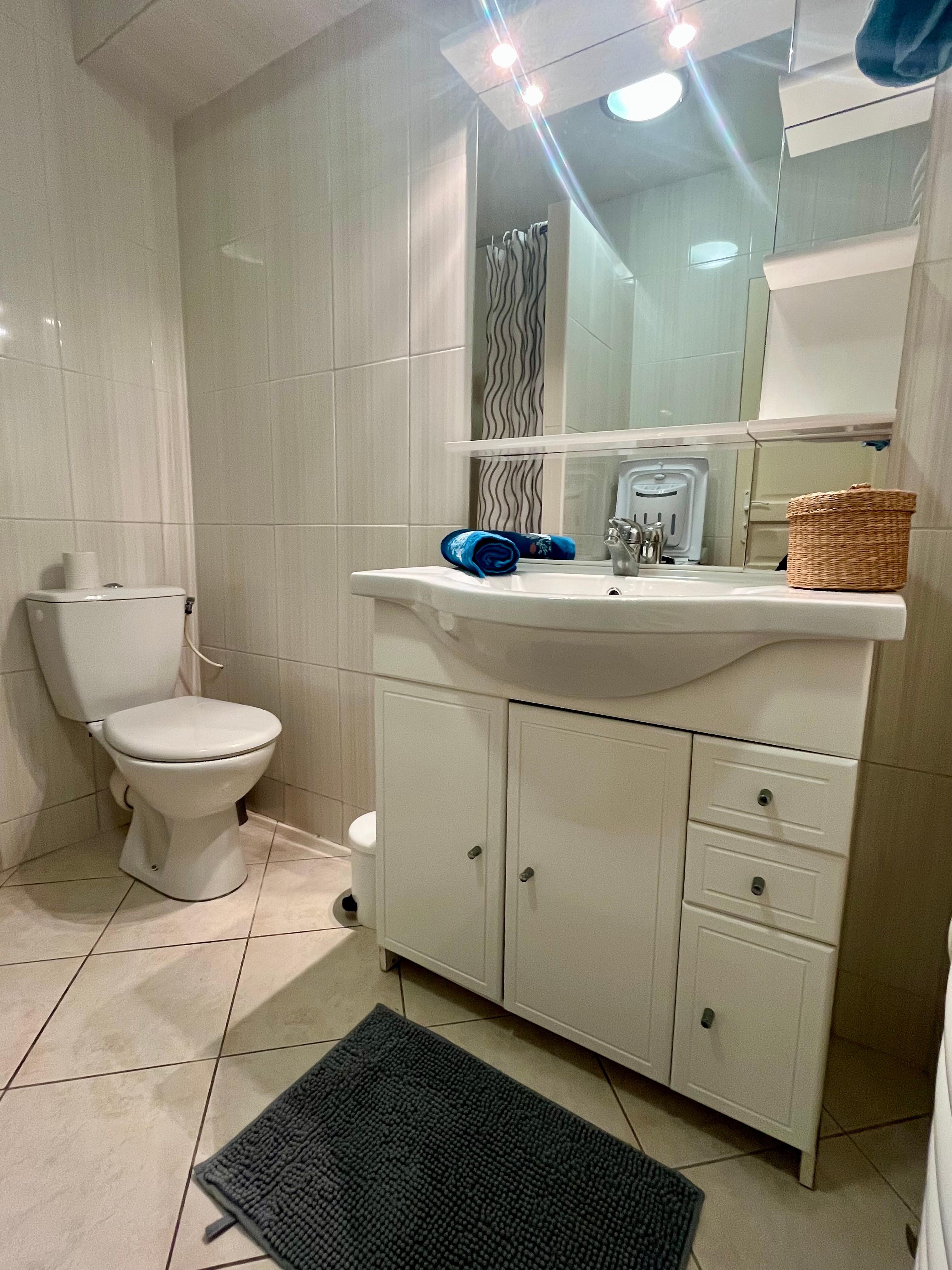 Salle de bain avec douche