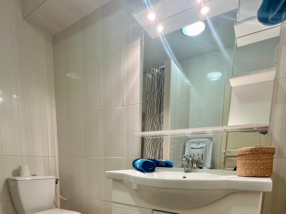 Salle de bain avec douche