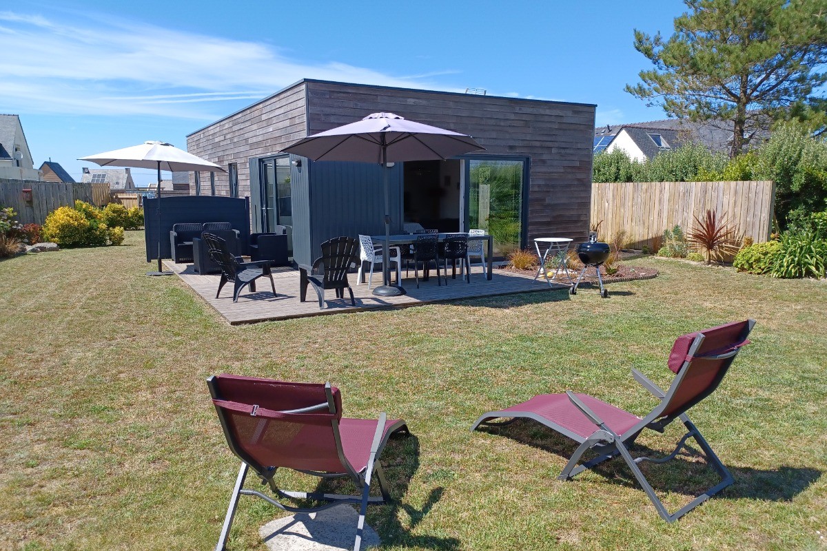La maison, sa grande terrasse, le grand jardin