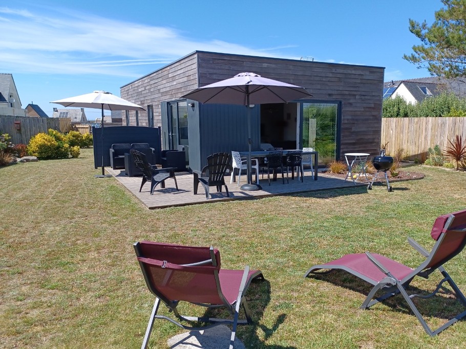 La maison, sa grande terrasse, le grand jardin