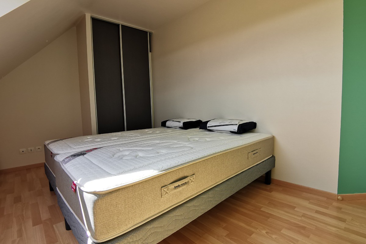 Etage: Chambre 1 avec 2 lits 90 (possibilité 180)
