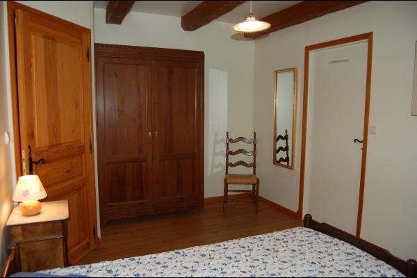 La chambre entre la salle d'eau et la salle de jeu