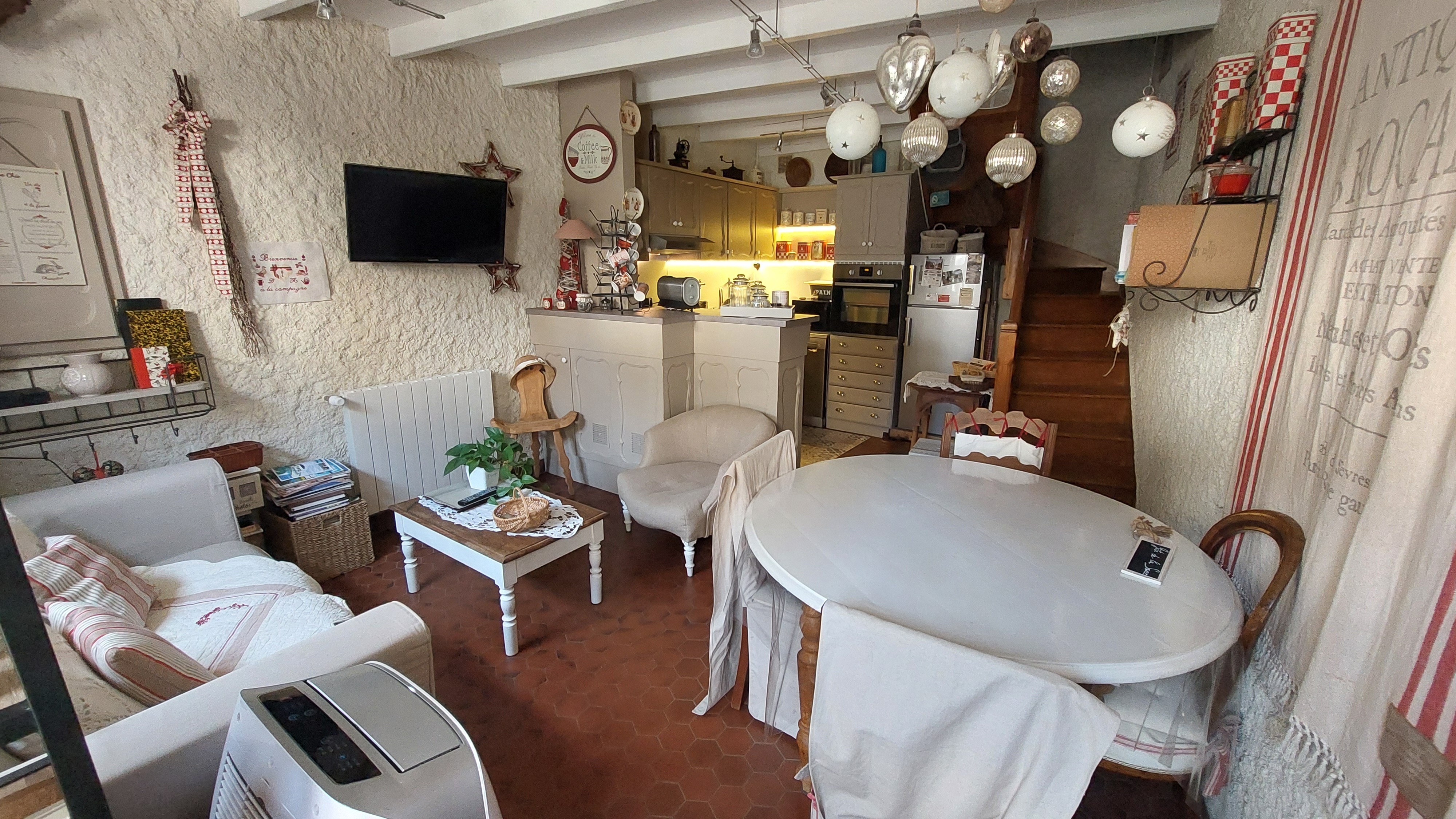 Vue d’ensemble du salon lumineux du gîte, parfait pour des soirées cocooning